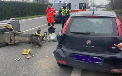 Chiari, tampona l’auto in panne con lo scooter di Poste Italiane: in ospedale un 36enne