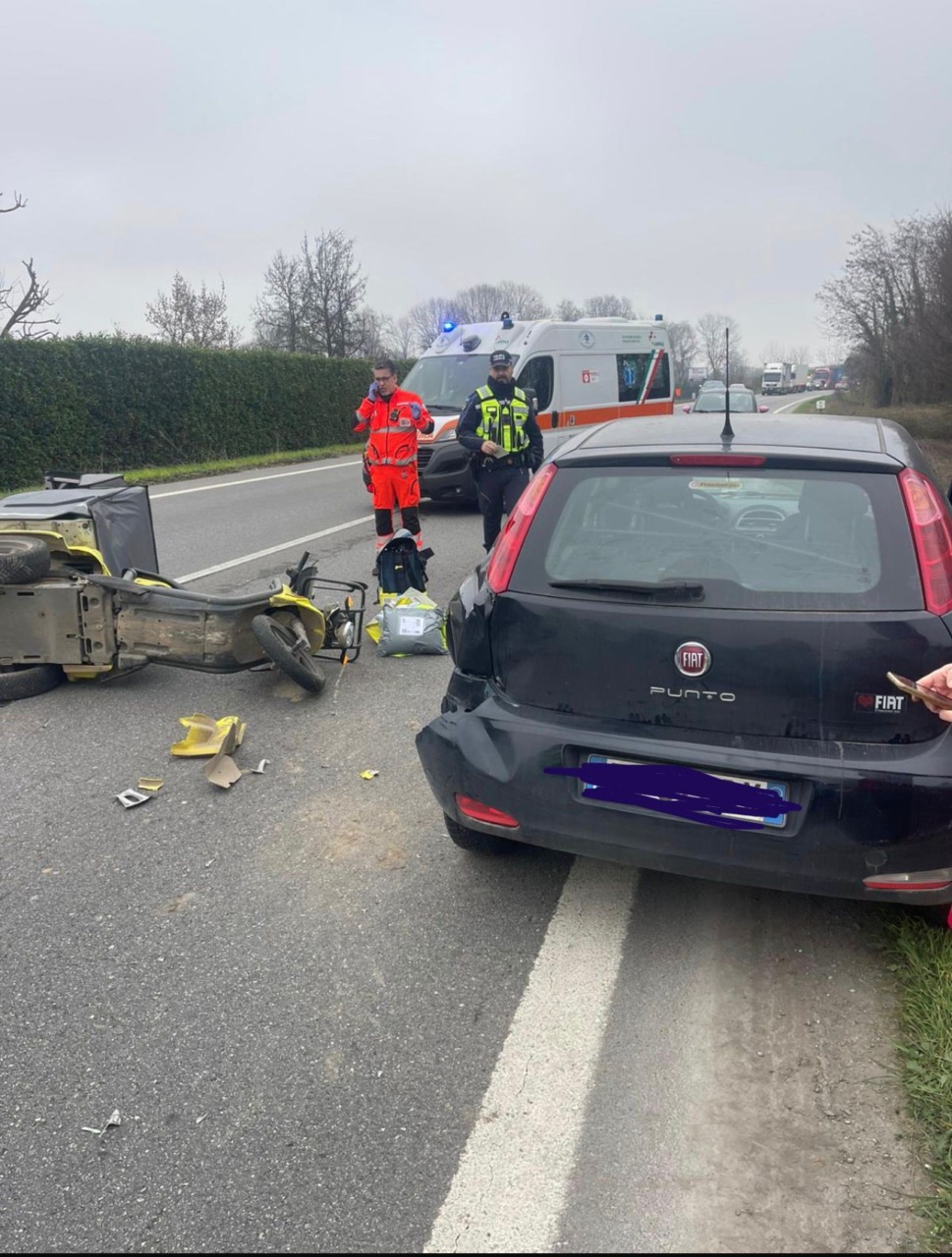 Chiari, tampona l’auto in panne con lo scooter di Poste Italiane: in ospedale un 36enne