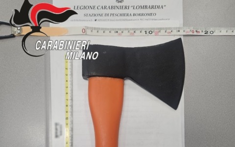 Chiede un ultimo appuntamento all’ex fidanzata 16enne e si presenta con un’accetta: arrestato