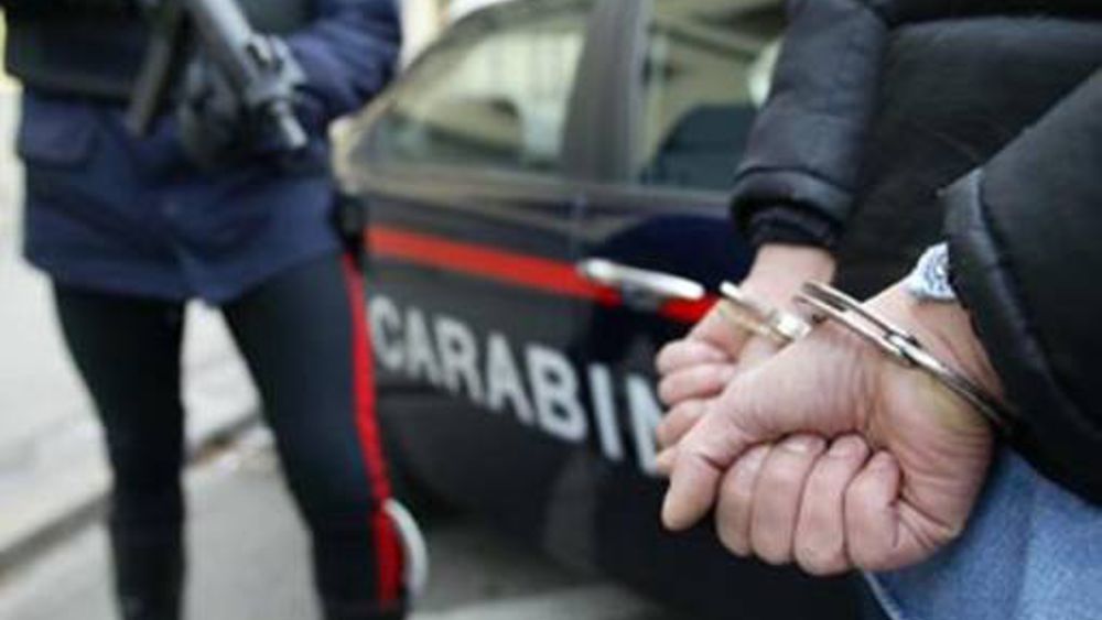 Con la droga in stazione, tenta di resistere ai Carabinieri: arrestato un giovane