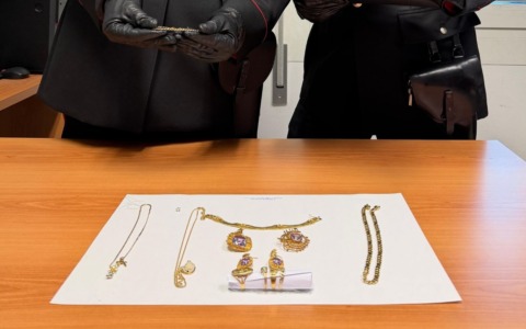 Con la truffa del “finto incidente”, rubano gioielli da 23mila euro a una 86enne