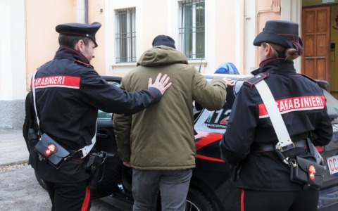 Continua a maltrattare l’anziana madre per avere soldi, arrestato