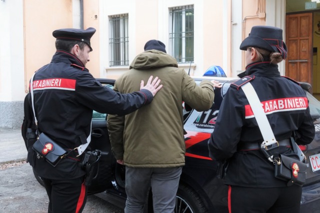Continua a maltrattare l’anziana madre per avere soldi, arrestato