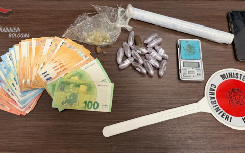 Controllato mentre va al lavoro, 24enne ha in casa un etto e mezzo di hascisc