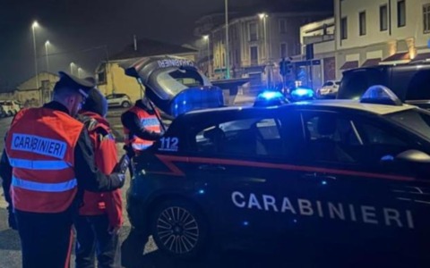 Controlli con il metal detector tra Vigevano e Mortara: 16enne trovato con un tirapugni