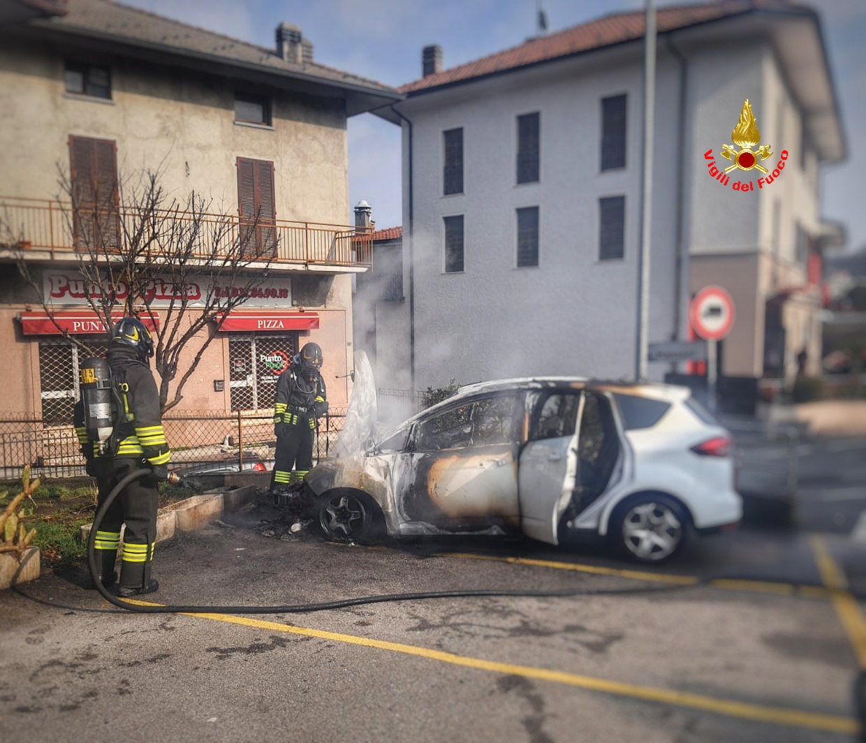 Costa Masnaga: auto a fuoco in centro