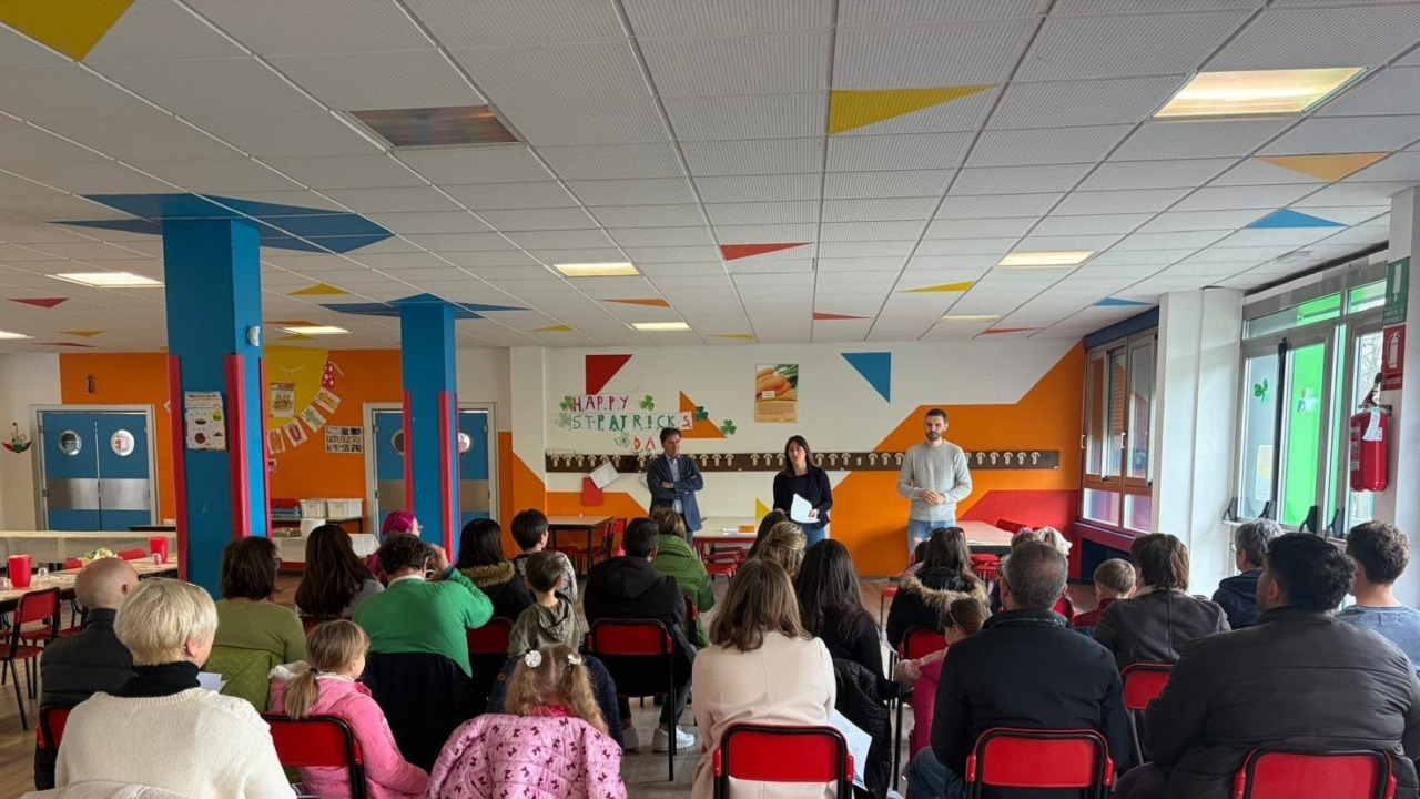 “Cucina a porte aperte” a Lodi Vecchio, open day della mensa scolastica: famiglie e amministrazione alla scoperta del servizio