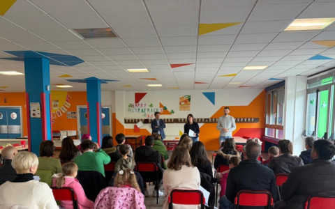 “Cucina a porte aperte” a Lodi Vecchio, open day della mensa scolastica: famiglie e amministrazione alla scoperta del servizio