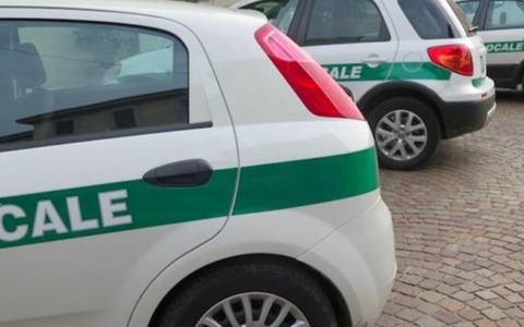 Dalla gelosia al controllo ossessivo: l’incubo finito grazie alla Polizia Locale