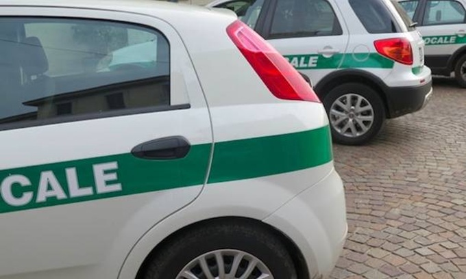 Dalla gelosia al controllo ossessivo: l’incubo finito grazie alla Polizia Locale