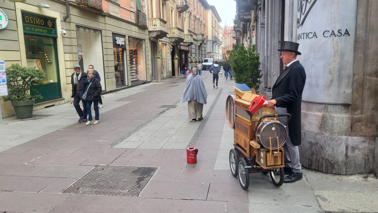 Dall’Austria ad Alessandria per suonare il suo organetto centenario