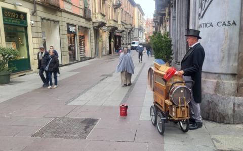 Dall’Austria ad Alessandria per suonare il suo organetto centenario