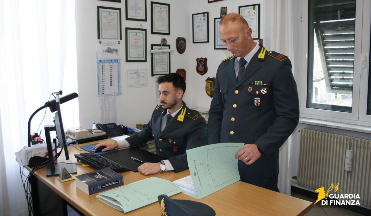 Dietro la ragazza del sito di incontri c’è un truffatore che lo ricatta per le foto hard
