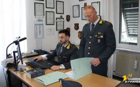 Dietro la ragazza del sito di incontri c’è un truffatore che lo ricatta per le foto hard