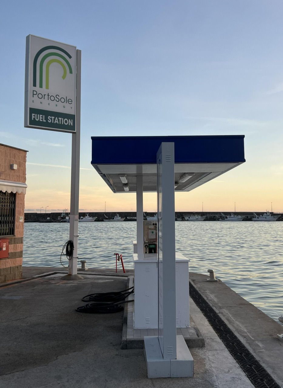 Distributore carburante del Portosole riapre con una nuova gestione