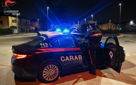 Distrugge la casa con un bastone di ferro, poi si scaglia contro il padre e il fratello