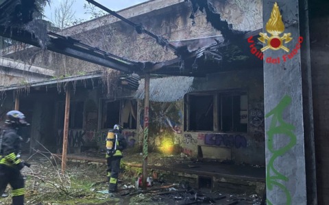 Divampa un incendio nell’ex manicomio