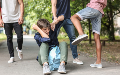 Dodicenne colpito con un pugno a scuola, polemica sulla punizione: “Sanzionato come l’aggressore”