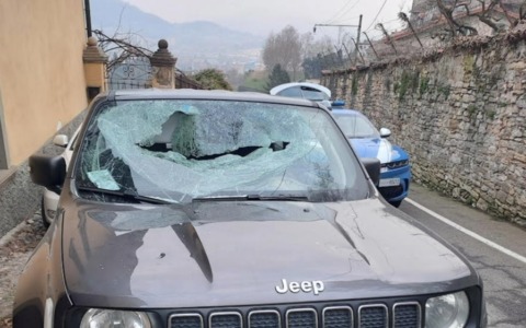 Donna aggredisce madre e figlia in Città Alta: parabrezza sfondato a colpi di manubrio da palestra