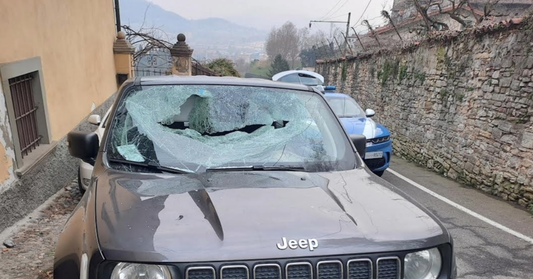 Donna aggredisce madre e figlia in Città Alta: parabrezza sfondato a colpi di manubrio da palestra