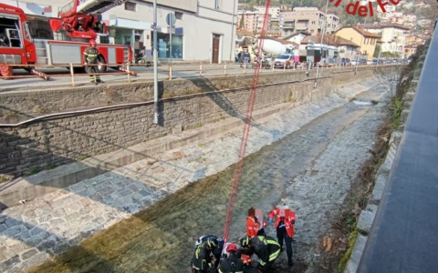 Donna cade nel torrente Cosia, soccorsa in codice giallo