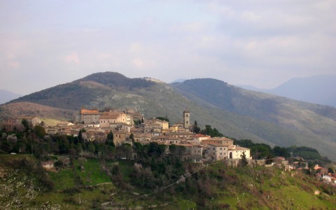 Fara in Sabina si prepara per un evento ecologico Retake: cura e condivisione per il borgo storico