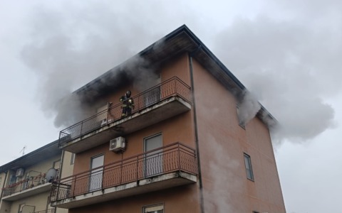 Fiamme all’alba in Via Damiano Muoni: paura in condominio a Romano