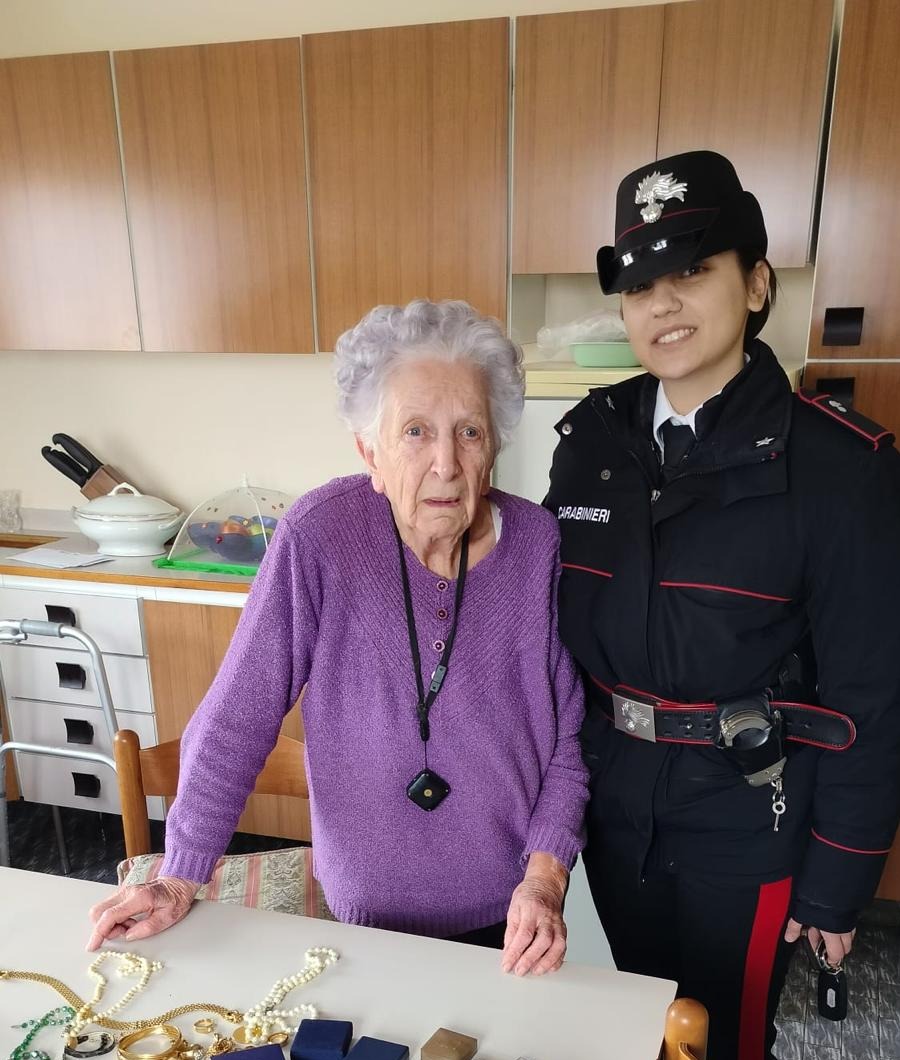 Finti carabinieri telefonano ad un’anziana e si fanno consegnare denaro e preziosi per 30mila euro