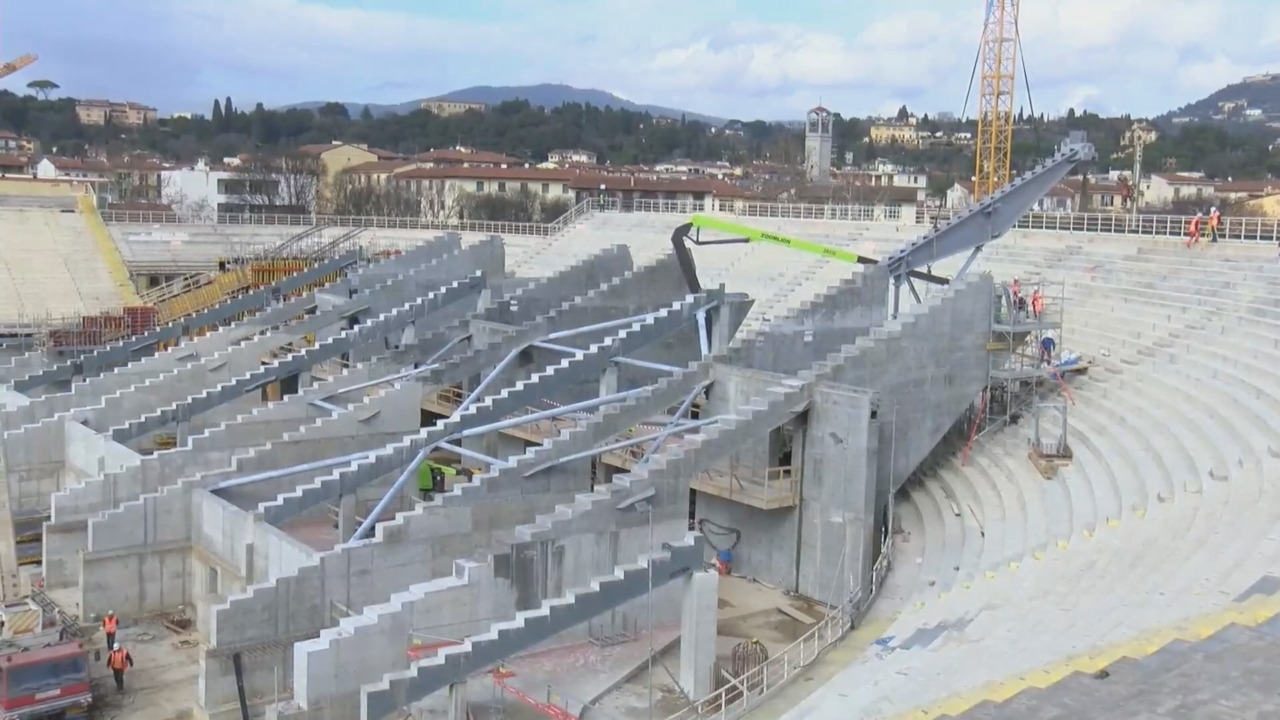 Firenze, restyling Franchi: ripreso il montaggio delle travi metalliche