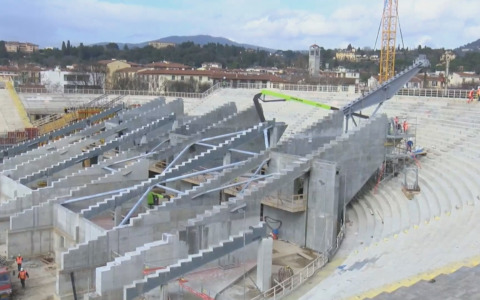 Firenze, restyling Franchi: ripreso il montaggio delle travi metalliche