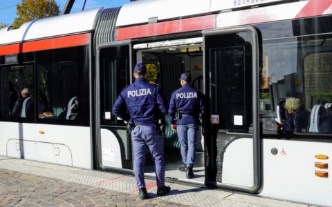 Firenze, si addormenta sulla tramvia: 17enne preso in spalla e violentato