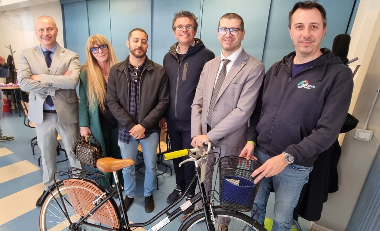 Formedil Imperia e Comune di Sanremo: restaurata e donata bicicletta a utente in difficoltà
