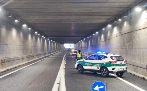 Furgone perde il carico sulla SP 501: intervento rapido della Polizia Locale di Borgaro nel sottopasso verso la tangenziale