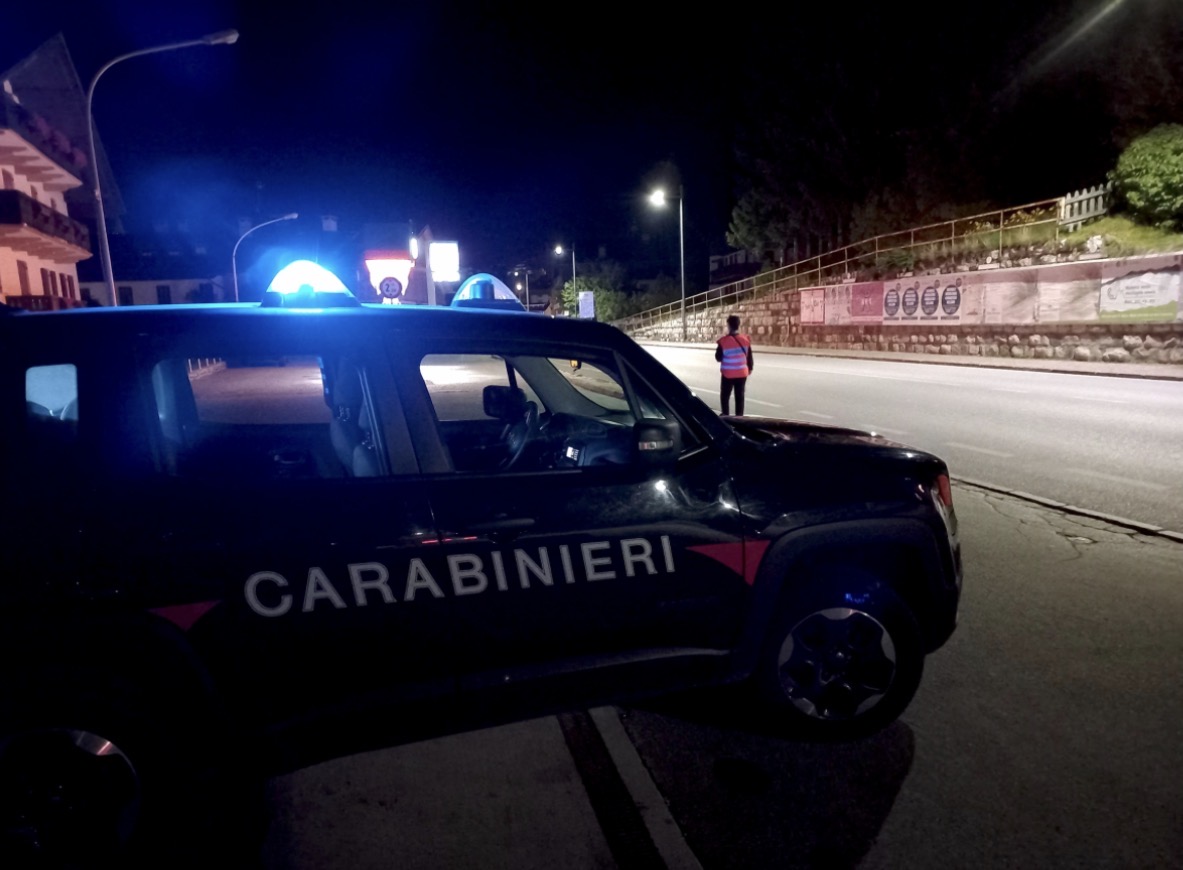 Furti nella notte, poi la fuga: inseguimento da film termina nel bosco