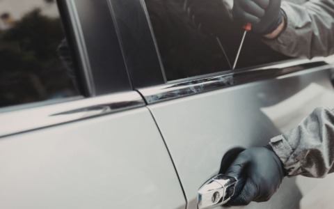 Furto su auto in sosta a Viterbo: due uomini denunciati