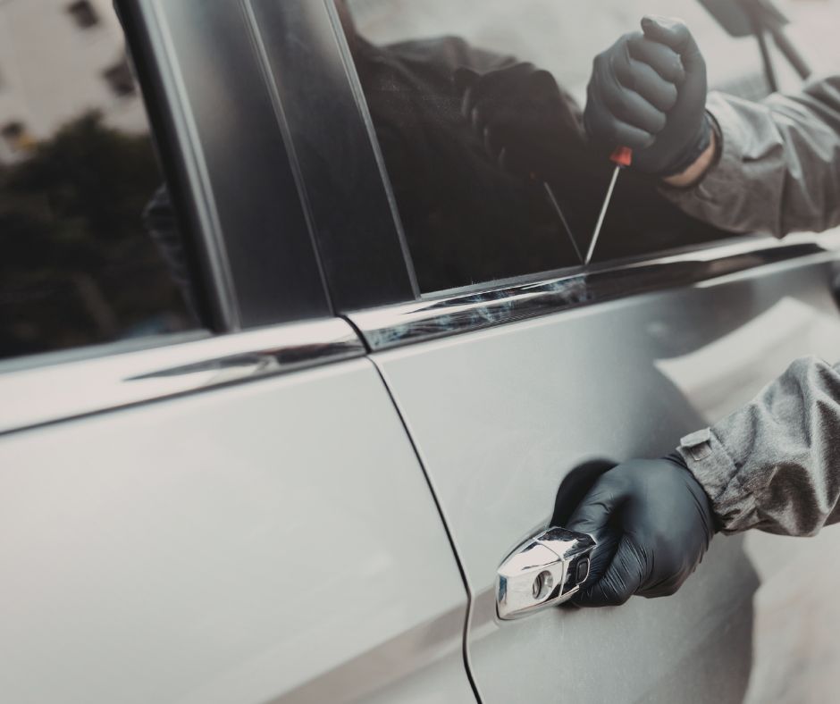 Furto su auto in sosta a Viterbo: due uomini denunciati