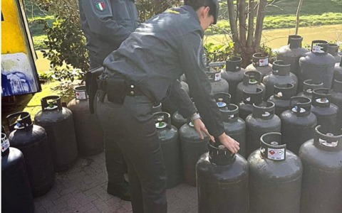 Gpl stoccato in modo irregolare, maxi sequestro della Guardia di finanza: 127 bombole e due denunce