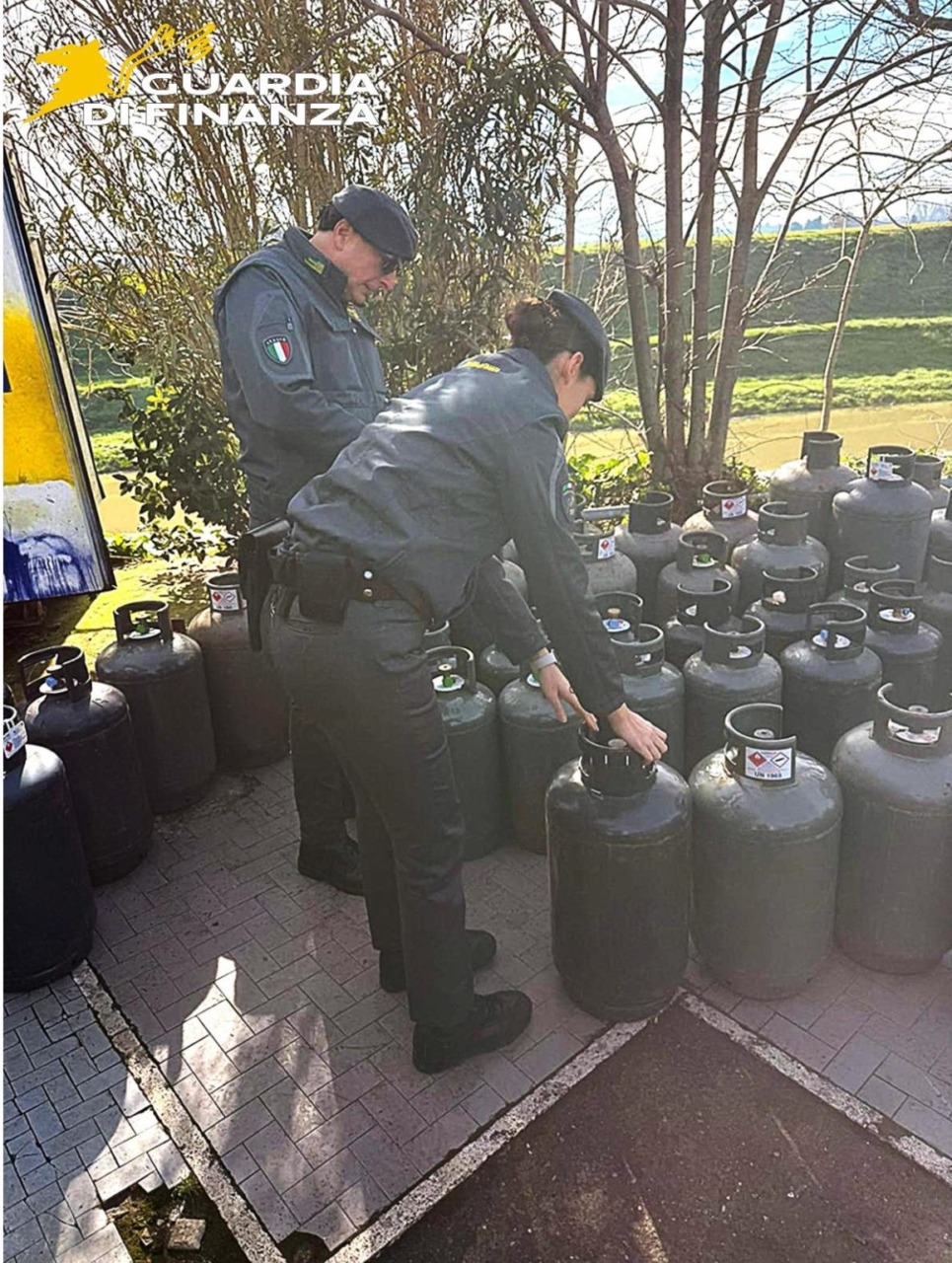 Gpl stoccato in modo irregolare, maxi sequestro della Guardia di finanza: 127 bombole e due denunce