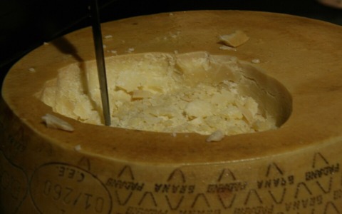 Grana Padano richiamato per presenza di corpi estranei: i prodotti ritirati