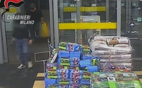 Hanno rapinato tre supermercati a mano armata in un pomeriggio nell’hinterland milanese: arrestato 41enne