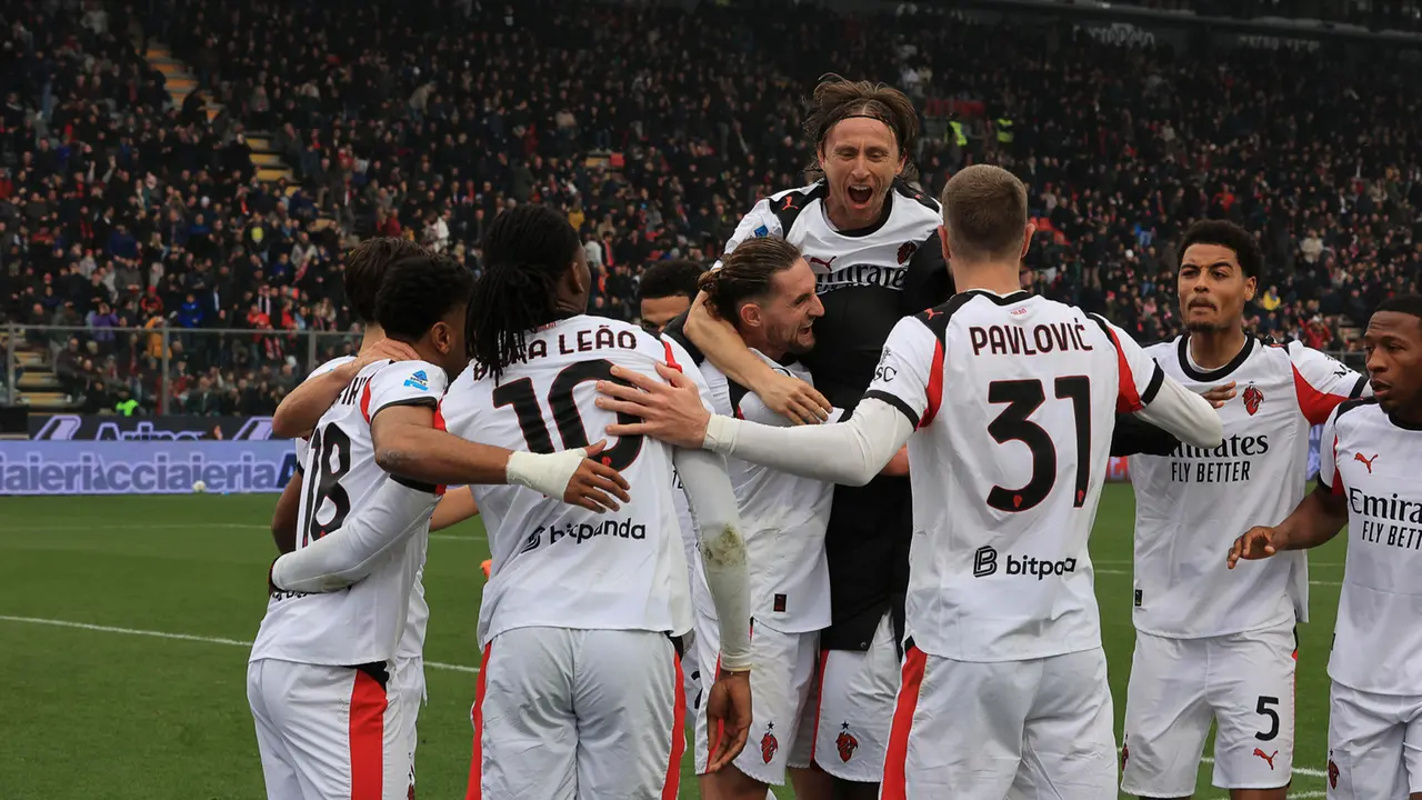 Il Milan torna a vincere: 2-0 alla Cremonese, Inter a -10