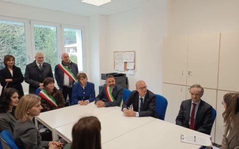 Il Ministro Valditara in visita alla nuova scuola media di Olgiate