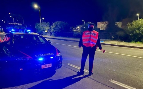 In giro senza assicurazione e con un arsenale in auto: denunciato