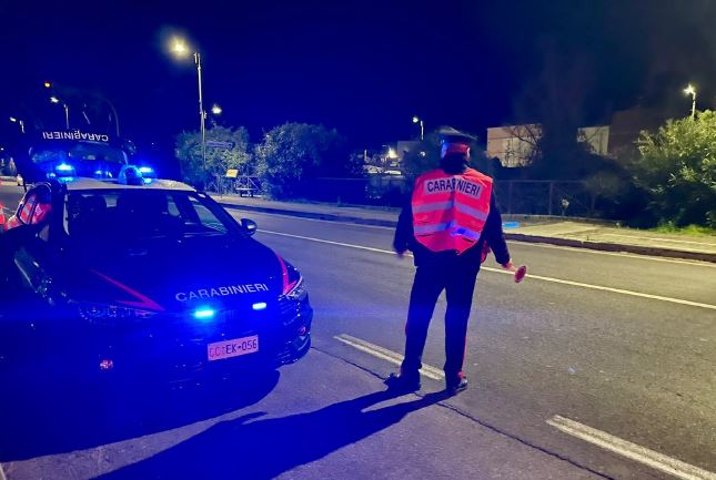 In giro senza assicurazione e con un arsenale in auto: denunciato