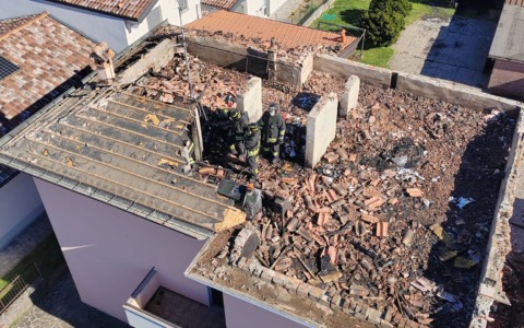 Incendio a Bulgarograsso, a fuoco 100 mq di tetto