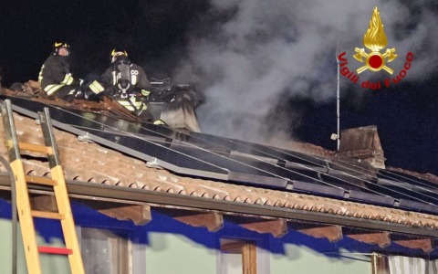 Incendio di un tetto nella nottata