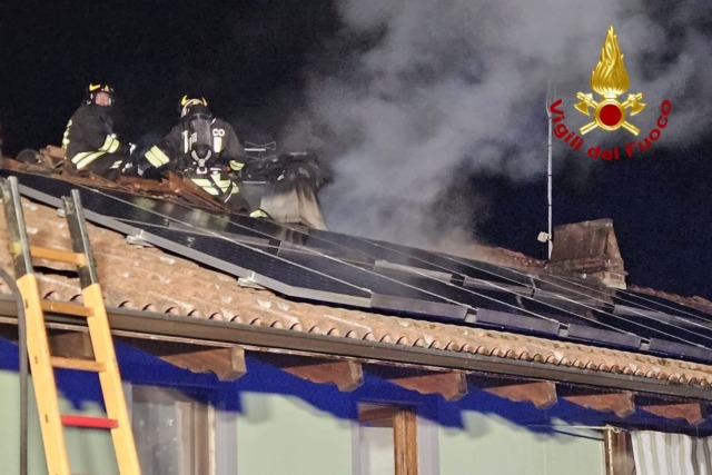 Incendio di un tetto nella nottata