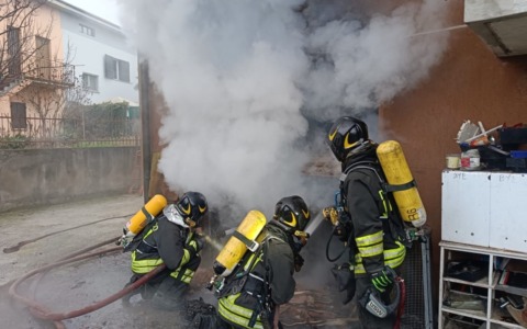 Incendio in un box a Romano, evacuato un condominio