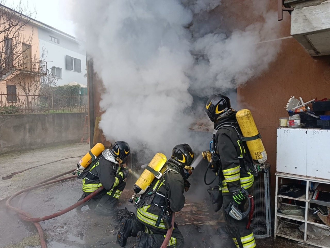 Incendio in un box a Romano, evacuato un condominio