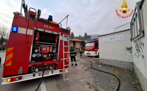 Incendio in un’azienda abbandonata, al lavoro i Vigili del fuoco
